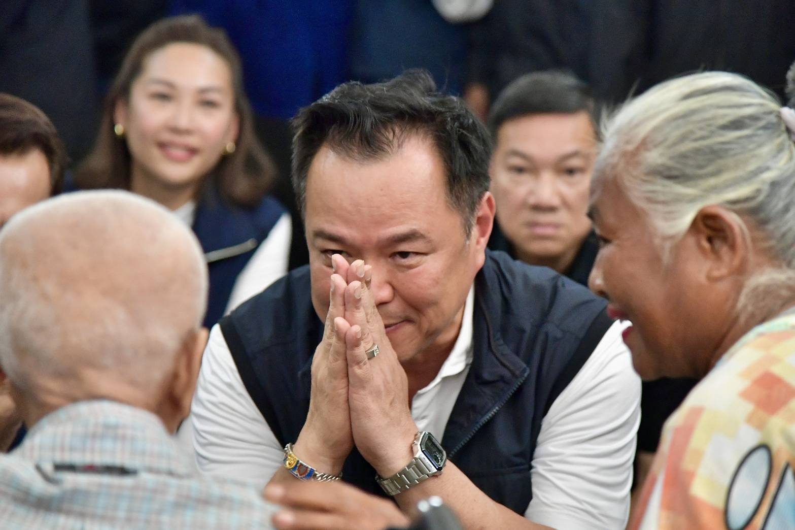 นายกฯ อนุทิน ลงพื้นที่นครสวรรค์ มอบถุงยังชีพ สั่งเร่งช่วยผู้ประสบอุทกภัย